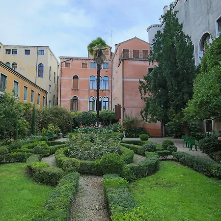 Il Giardino Segreto Di Monty Don Sul Canal Grande