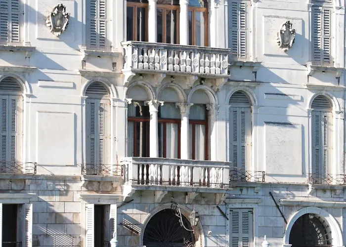 Il Giardino Segreto Di Monty Don Sul Canal Grande Venedik