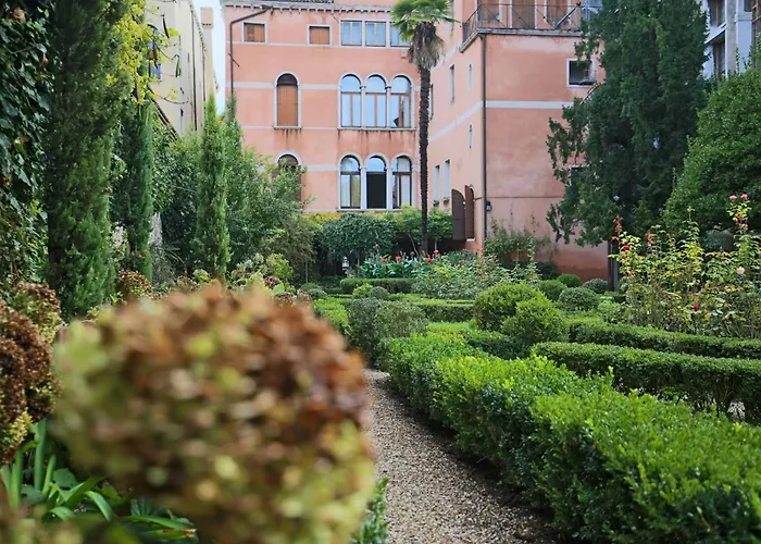 Il Giardino Segreto Di Monty Don Sul Canal Grande * Venedik